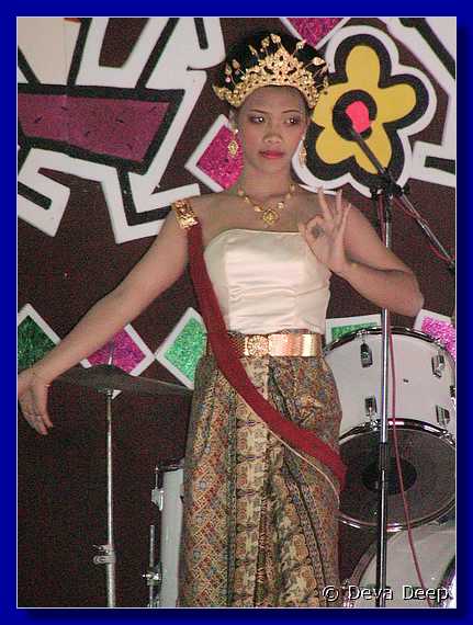 Phitsanulok Thai Dancers 20011201 2128-5