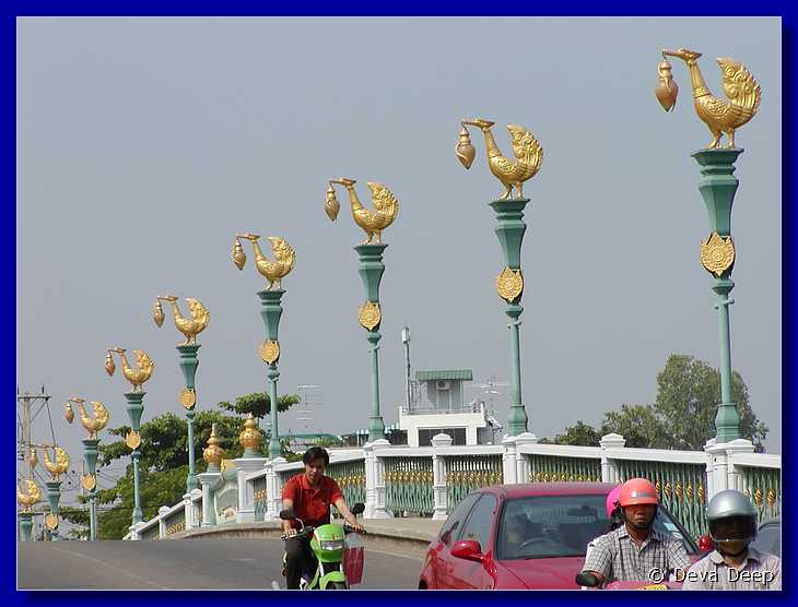 Phitsanulok bridge with birds 20011202 1032