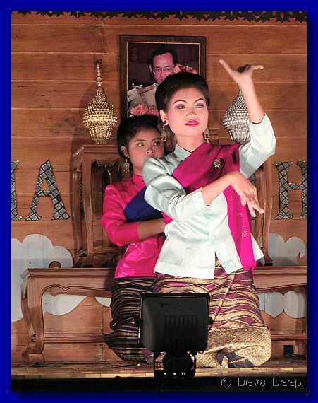 Chiang Mai Dances 20011204 205534