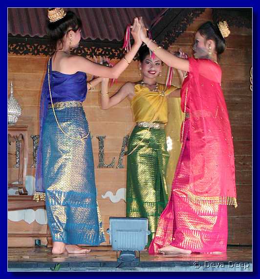 Chiang Mai Dances 20011204 214030