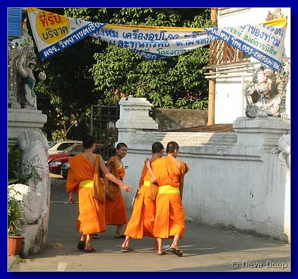 Chiang Mai Monks 20040128 111412cr