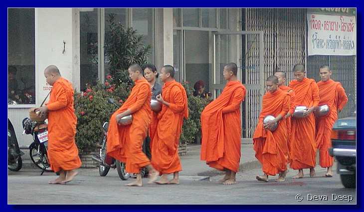 Chiang Mai Monks begging 20011206 0708