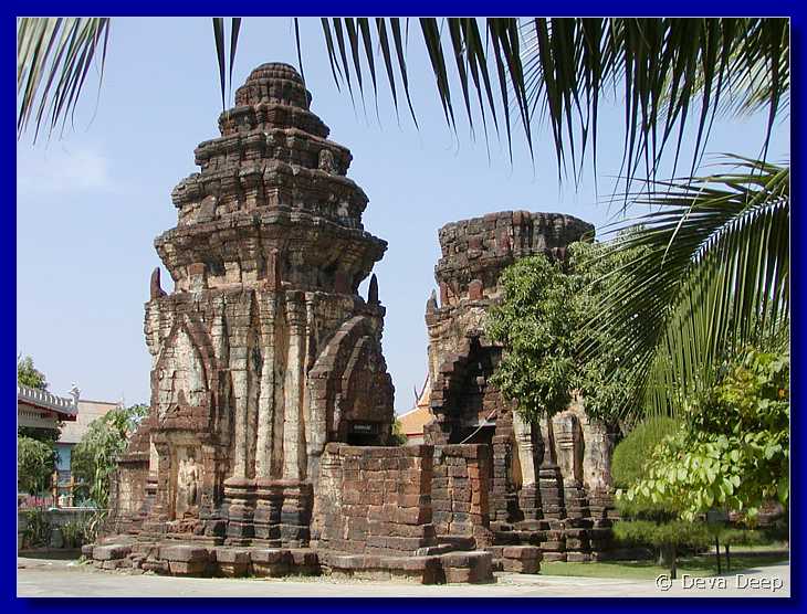 Phetchaburi Wat Kamphaeng Lang-Khmer 20030120 1244s