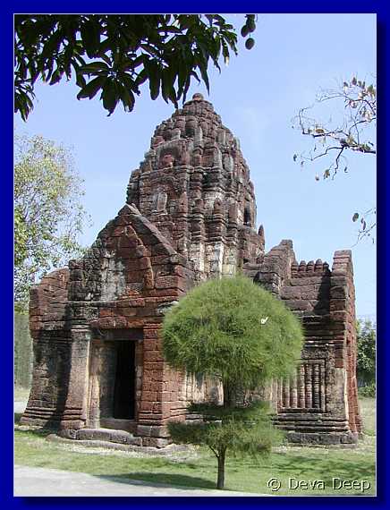 Phetchaburi Wat Kamphaeng Lang-Khmer 20030120 1247psp