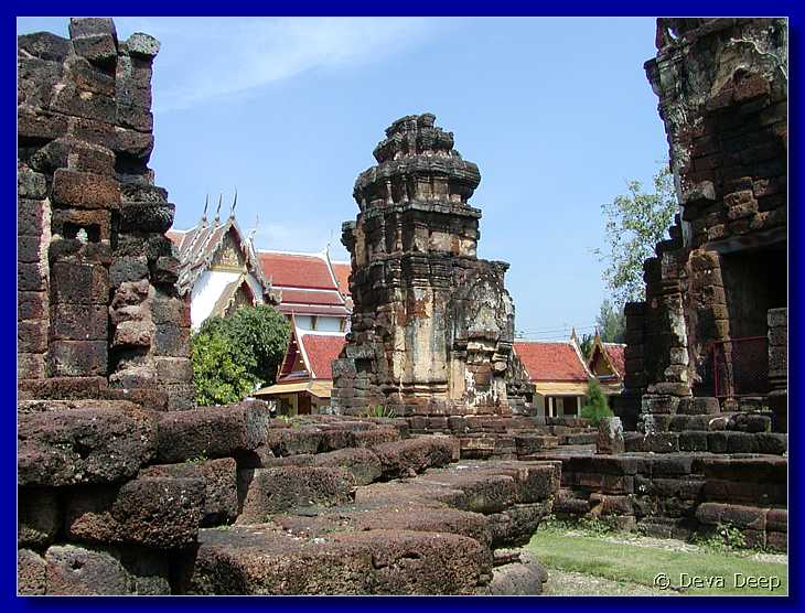 Phetchaburi Wat Kamphaeng Lang-Khmer 20030120 1251