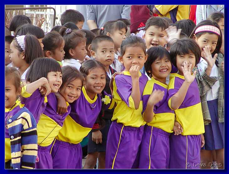 Phetchaburi Wat Mahathat Children 20030120 084252pt
