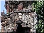 Phetchaburi Wat Kamphaeng Lang-Khmer 20030120 1245.JPG