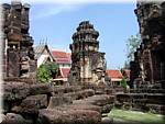 Phetchaburi Wat Kamphaeng Lang-Khmer 20030120 1251.JPG