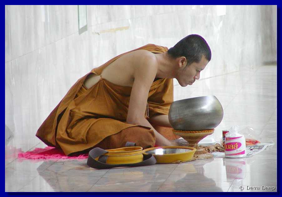 Krabi Wat Tham Seua 20030206 091926 Monk eating-s