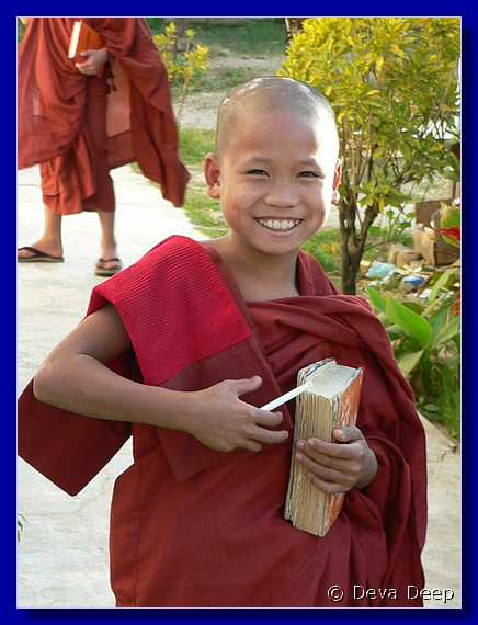 2818 20041225 1756-30 Nyaungshwe Monks-ashram