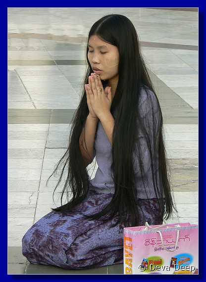 4700 20050113 1656-44 Yangon Schwedagon Paya Girl praying-cr