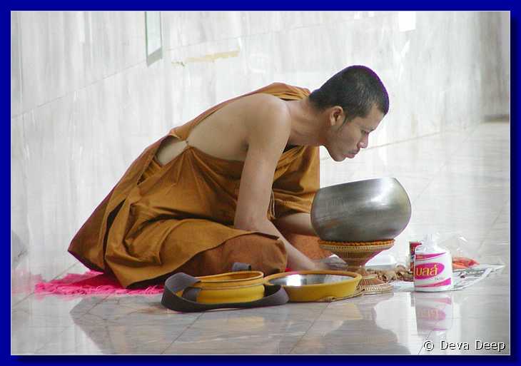 Krabi Wat Tham Seua 20030206 091926 Monk eating-s