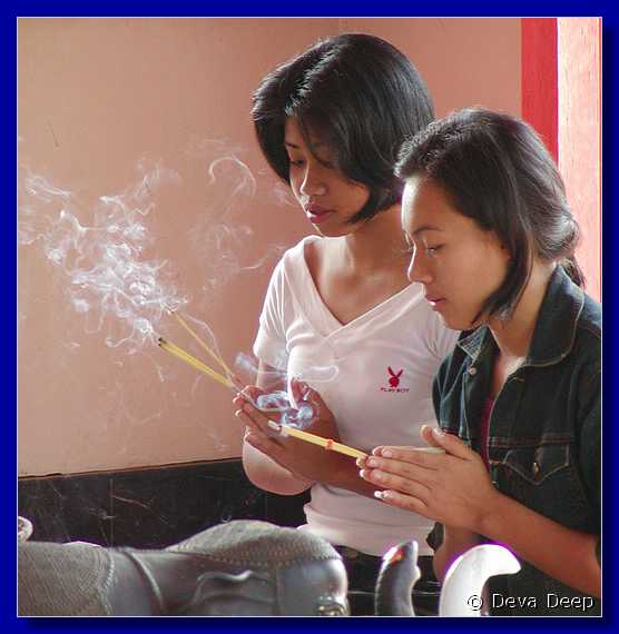 Phetchaburi girls praying 20030123 0916cr
