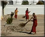 2668 20041225 1027-34 Maing Thauk-landscape-ahram-monks.JPG