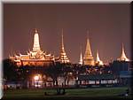 Bangkok Grand Palace by night 20040123 193548.jpg
