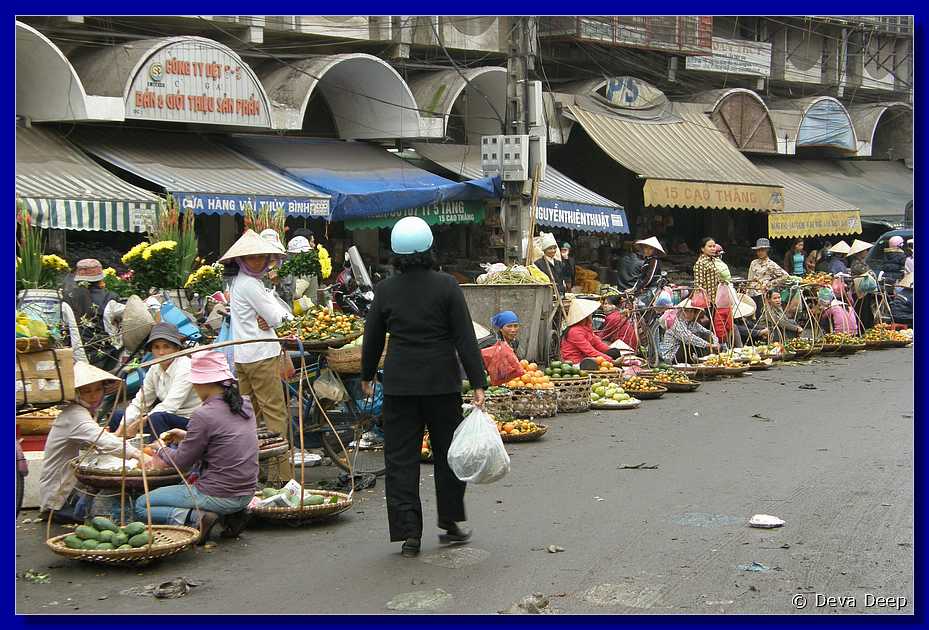 Hanoi Old quarter Dong Xuan market-150