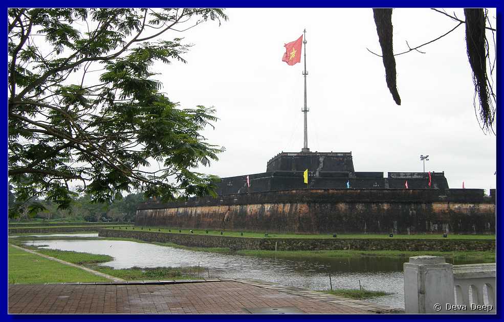 Hue Citadel-flagpost-canons-071