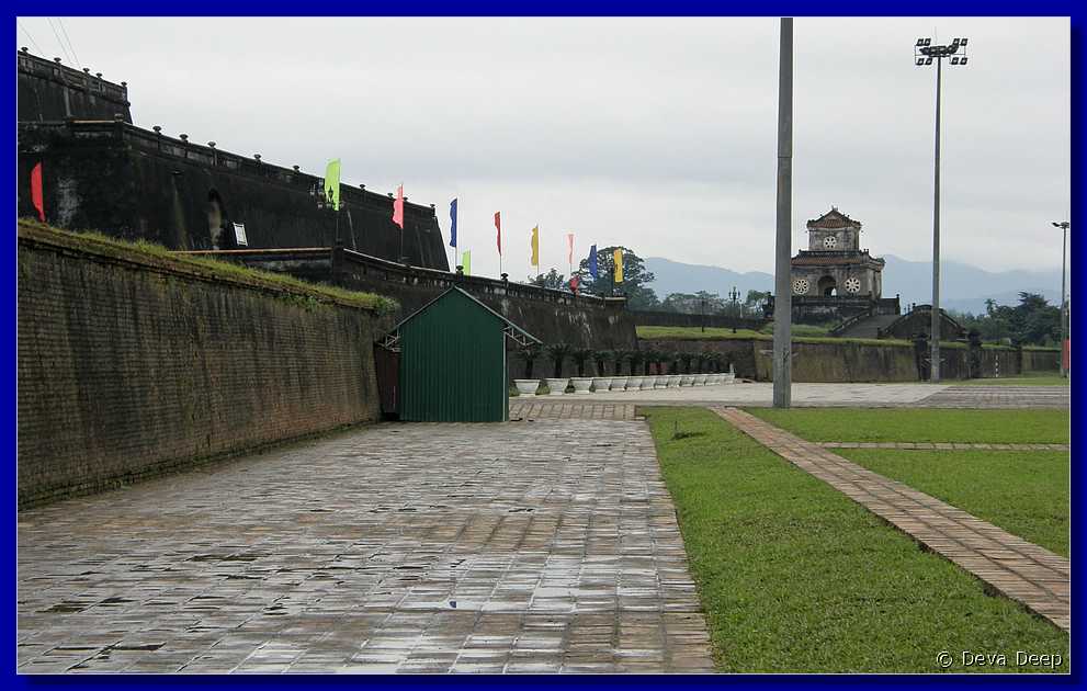 Hue Citadel-flagpost-canons-072