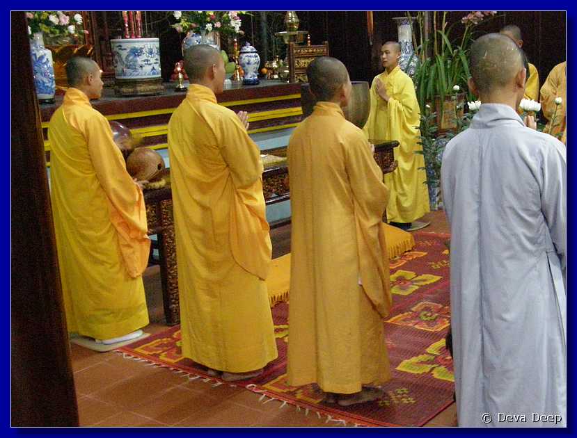 Hue Thien Mu Pagoda Monks praying-061