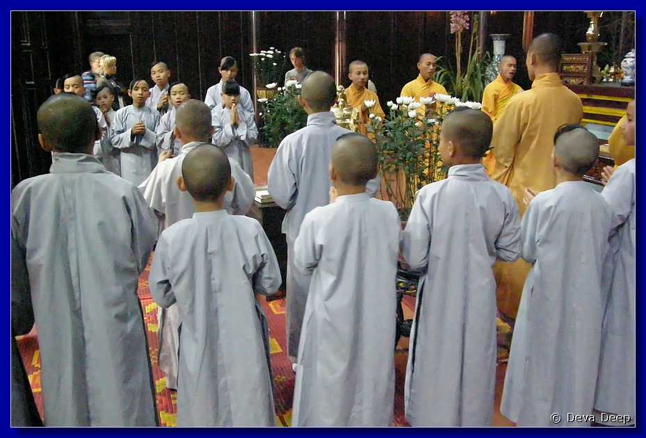 Hue Thien Mu Pagoda Monks praying-063