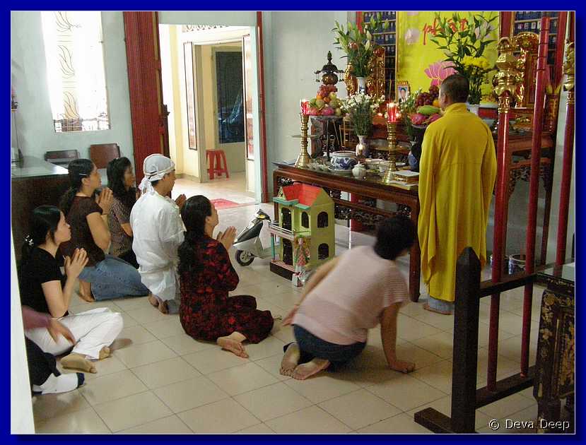 Saigon Buddhist temple Women praying-081