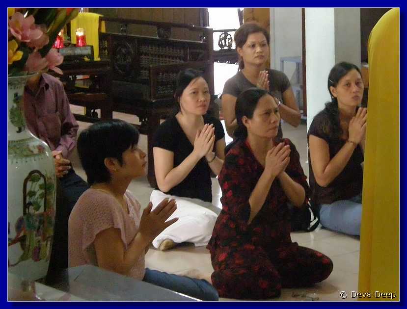 Saigon Buddhist temple Women praying-083
