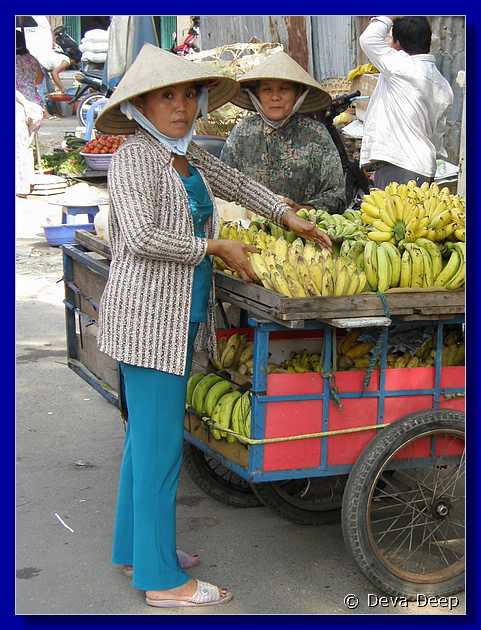 Saigon Market with women-065
