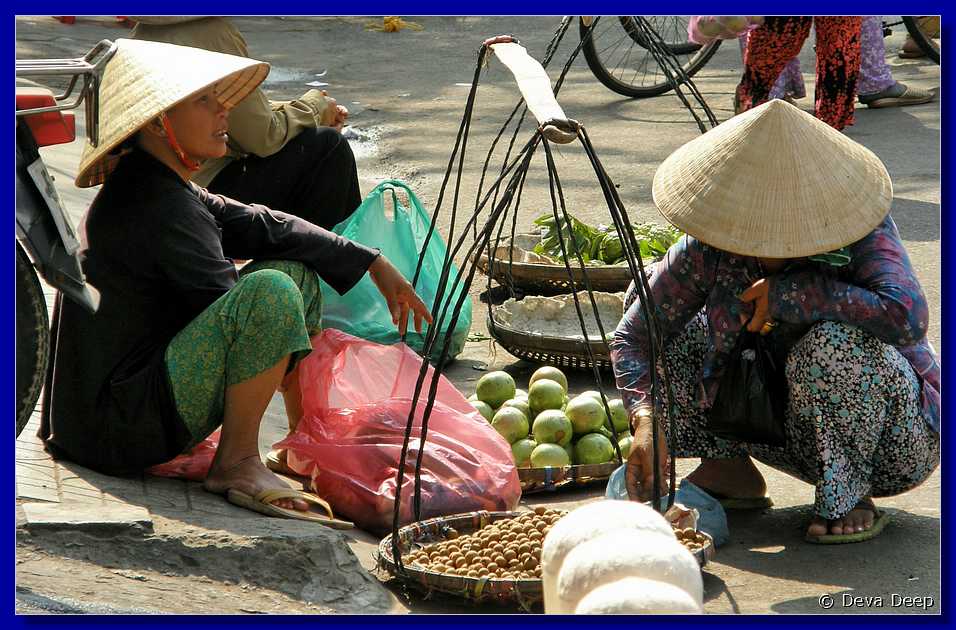 Saigon Market with women-067