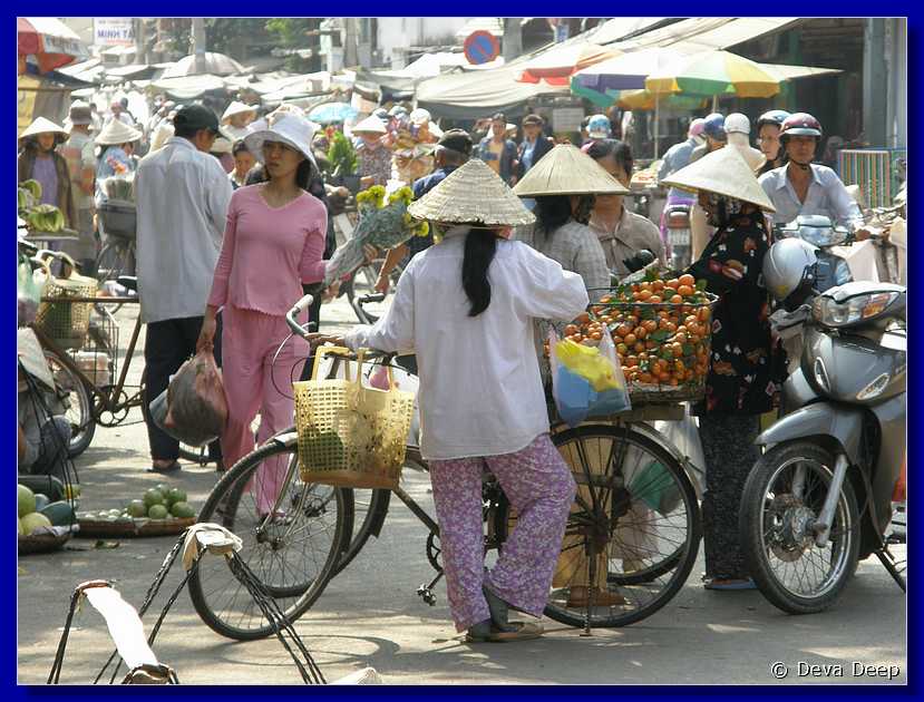 Saigon Market with women-068