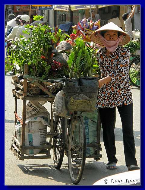 Saigon Market with women-069