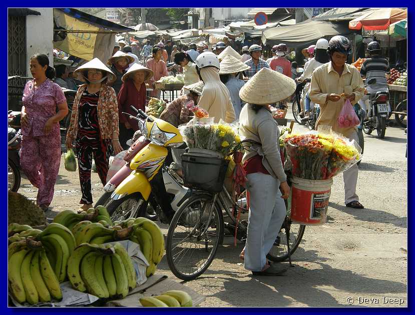 Saigon Market with women-070