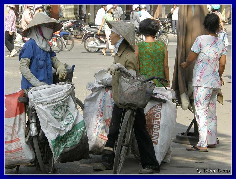 Saigon Market with women-ga-064