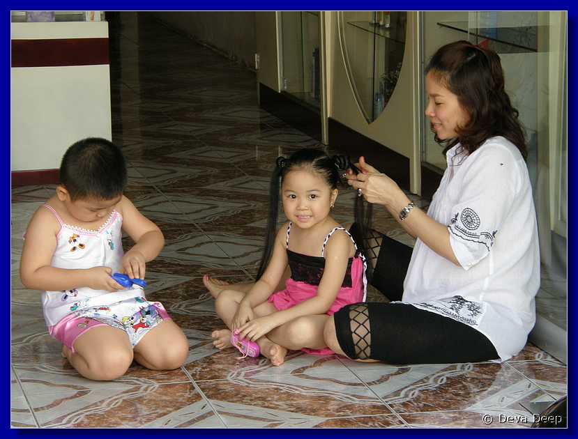 Saigon Mother with kids-084