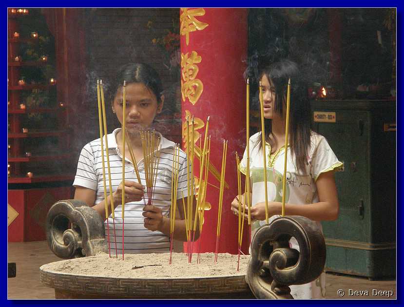 Saigon Quan Am Pagoda girls praying-115