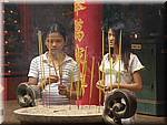 Saigon Quan Am Pagoda girls praying-115.JPG
